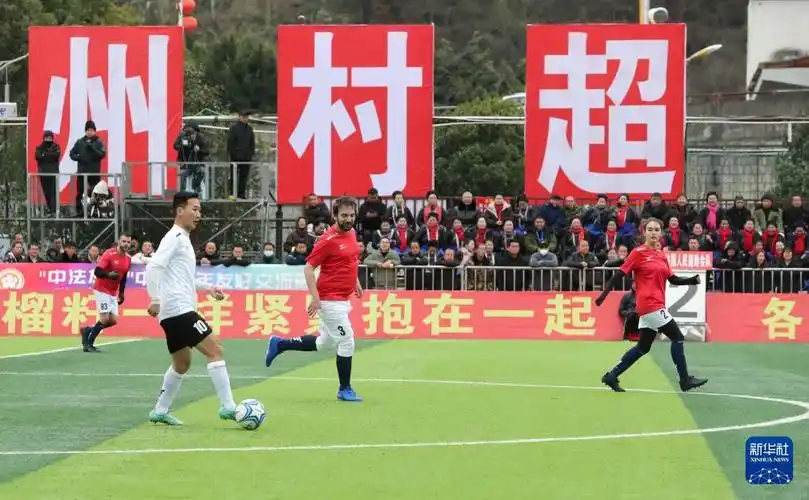 半岛体育app-在比赛进行中某一队员在中场附近向对方队员吐唾沫