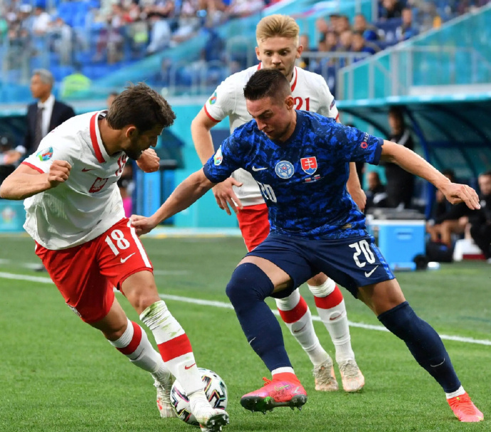 捷克队在对斯洛伐克的比赛中展现出色的实力英语